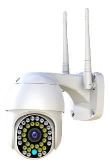 Cámara de seguridad exterior blanca con dos antenas y LED infrarrojos, montada sobre un soporte de pared.