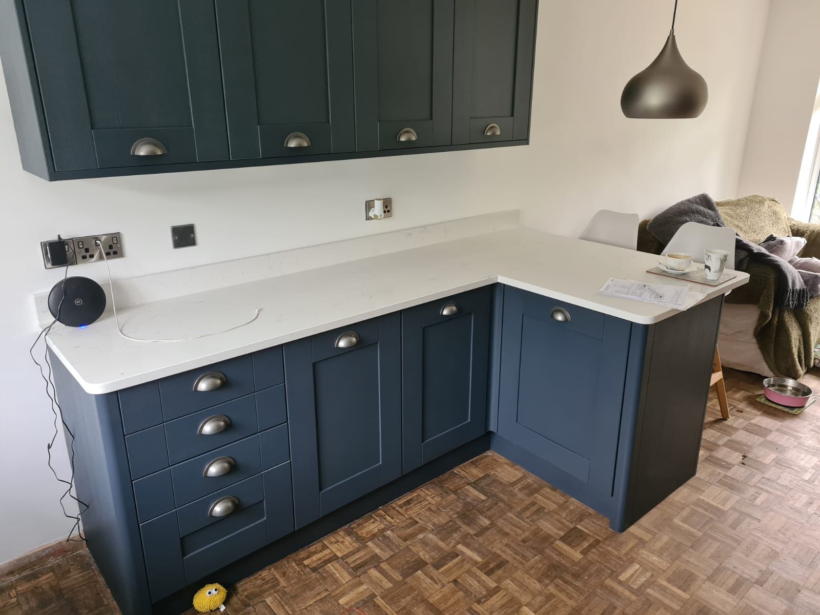 Traditional midnight blue kitchen with granite worktops