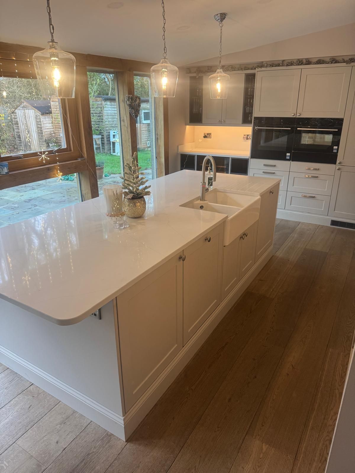 Off White traditional kitchen with large island