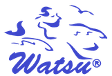 Et blåt logo for et firma kaldet watsu med fugle, der flyver rundt om det.