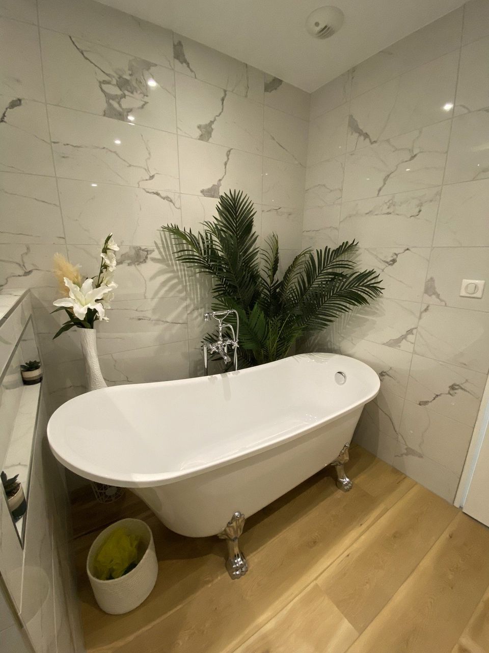 Baignoire îlot à pieds de lion et faïence effet marbre blanc, rénovation de salle de bain au Havre
