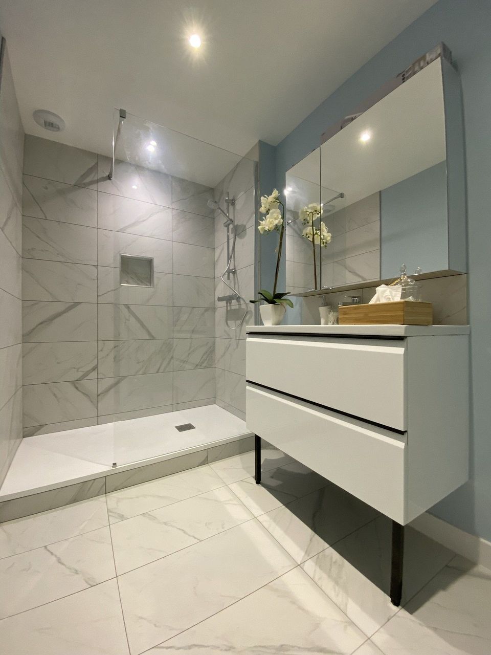Douche à l'italienne avec niche, carrelage effet marbre blanc et meuble vasque blanc, salle de bain au Havre