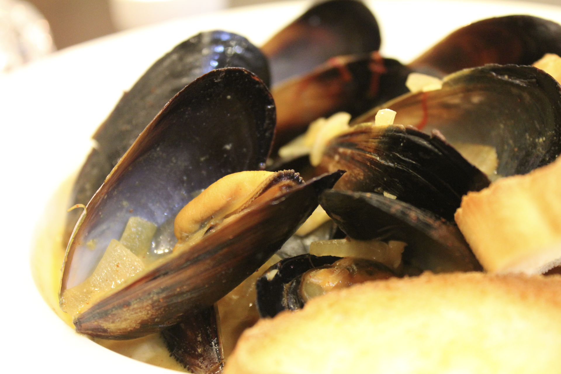 Mussels in Saffron Cream Sauce