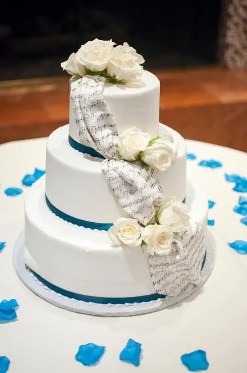 white rose flowers cake