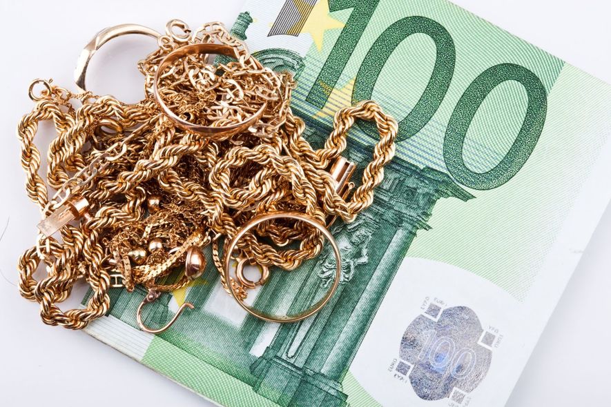Collana d'oro su una banconota da 100 euro