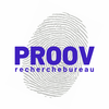 PROOV recherchebureau-logo met blauwe tekst boven een grijze vingerafdruk