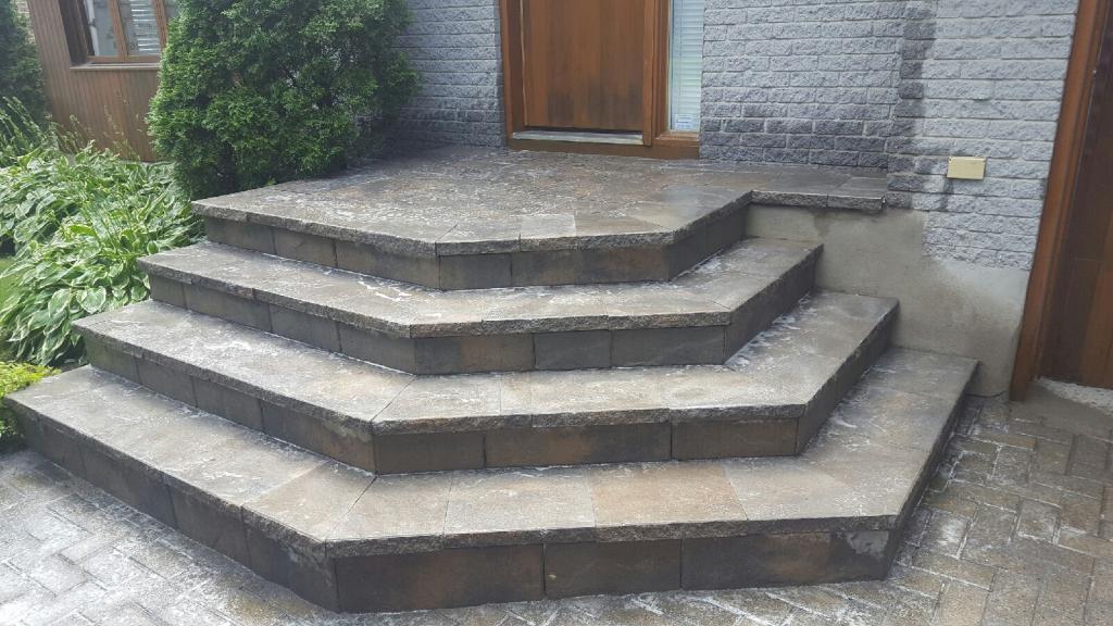 Un ensemble d'escaliers menant à la porte d'entrée d'une maison.