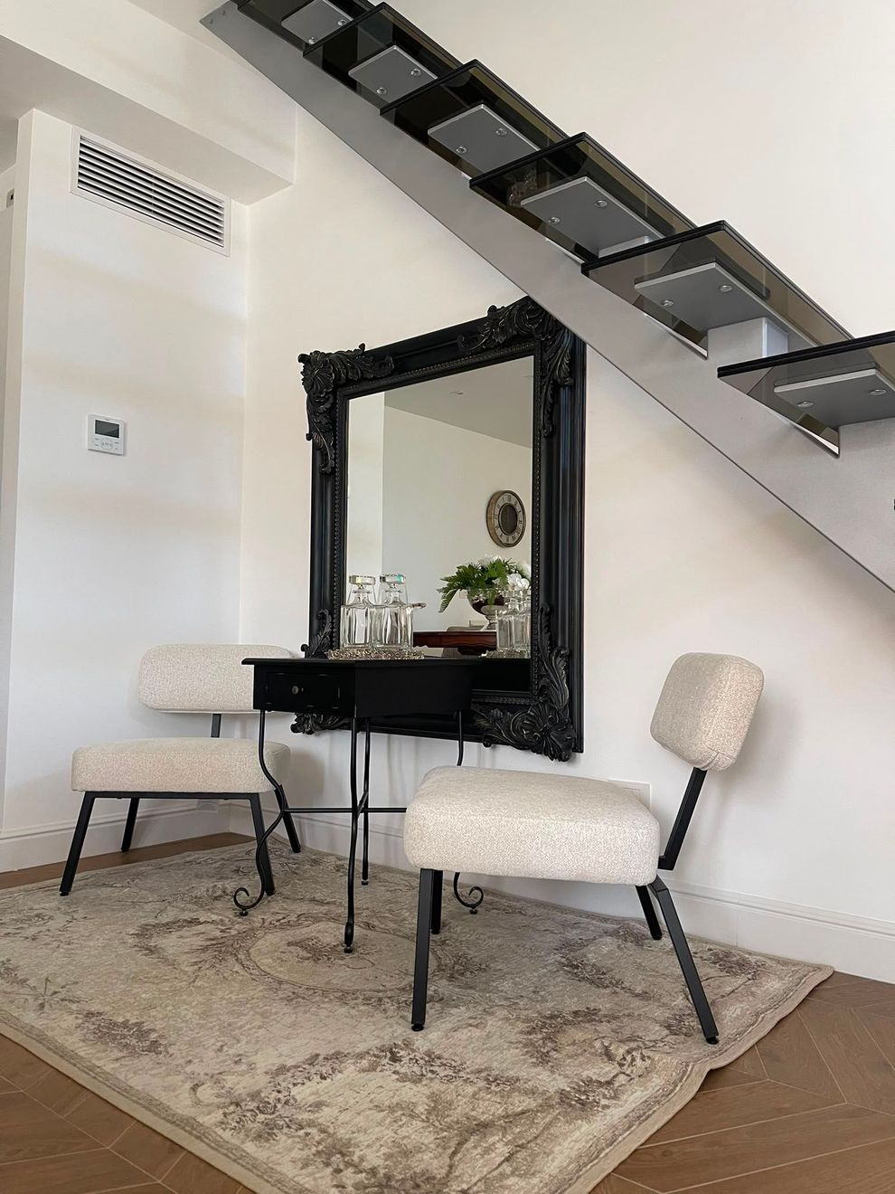Una tavola elegante con complementi d'arredo raffinati, ceramiche pregiate e dettagli floreali in una boutique luminosa.