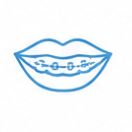 Contorno blu delle labbra con l'apparecchio ai denti