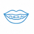 Contorno blu delle labbra con l'apparecchio ai denti