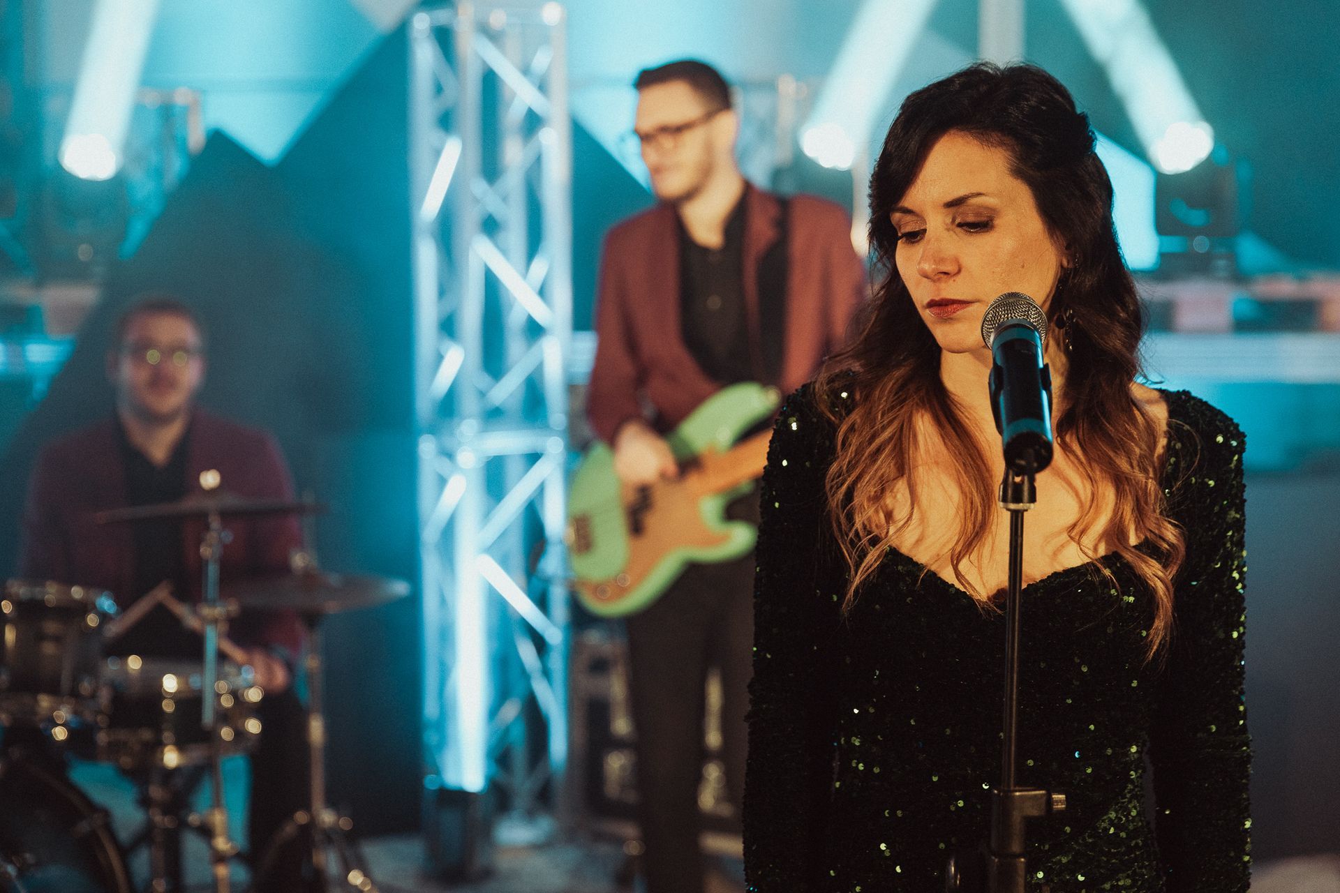 Esibizione dal vivo di una band musicale professionale per matrimoni ed eventi aziendali su un palco