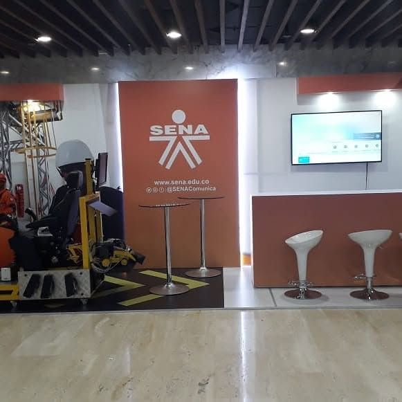 Stand de SENAI con pared naranja
