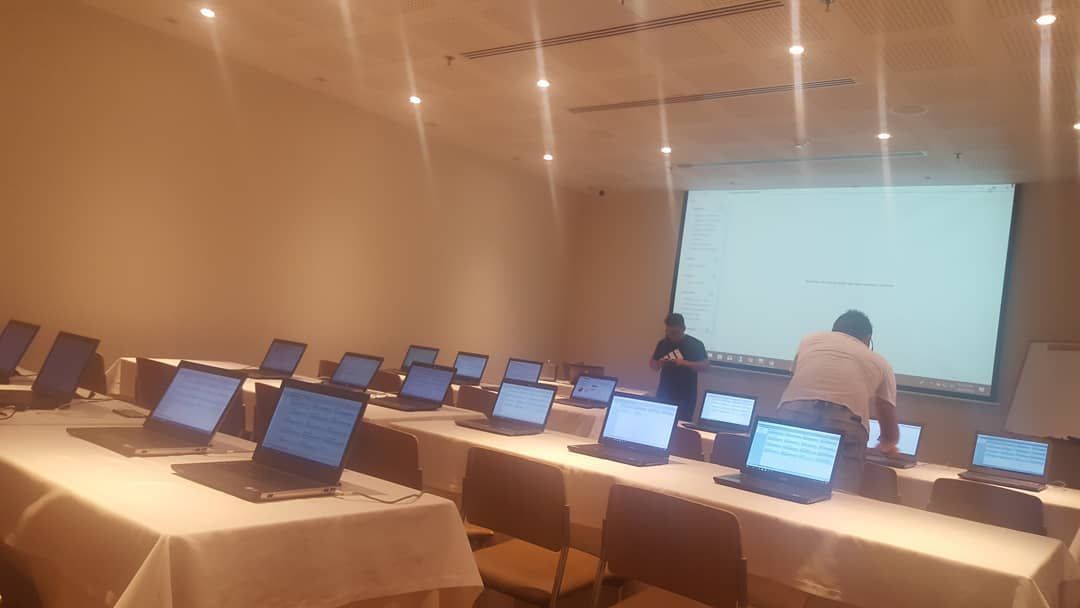 Sala de conferencias con varios ordenadores portátiles