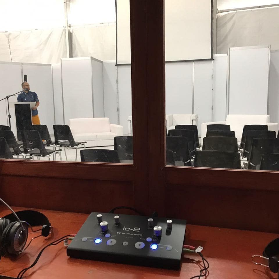 Vista de la sala de control de un escenario montado