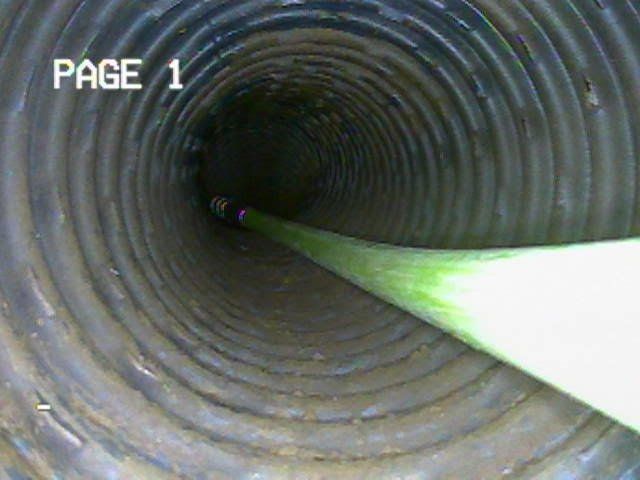 À l'intérieur d'un tuyau nervuré, une ligne verte s'étend dans un tunnel sombre portant l'inscription « PAGE 1 ».