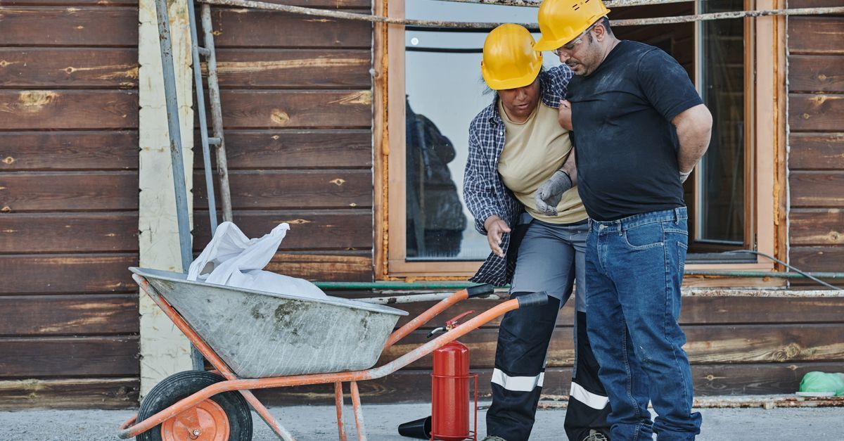 Construction workers taking part in workplace first aid training
