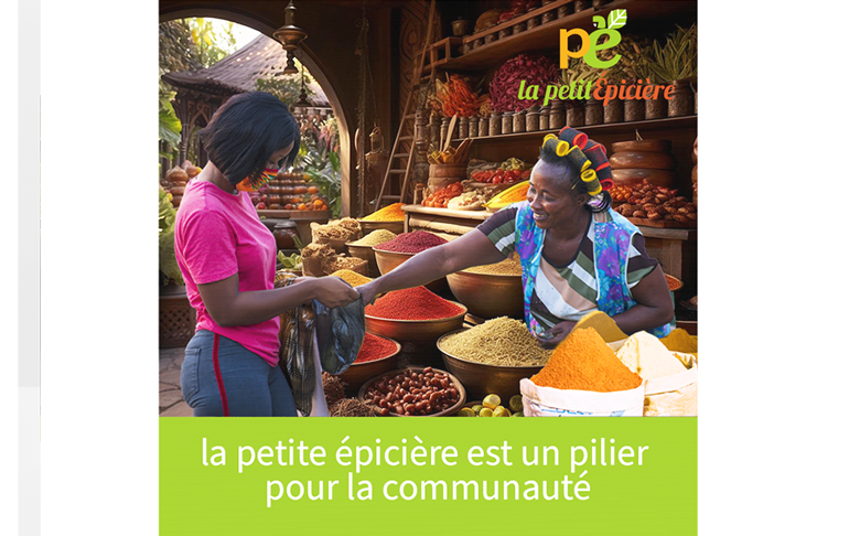 Une femme vend des épices à une autre femme sur un marché.