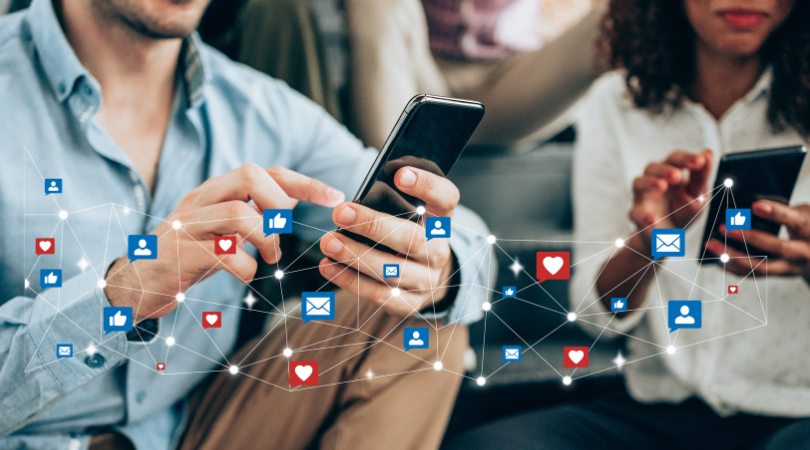 Deux personnes sont assises côte à côte, utilisant des smartphones sur lesquels se superpose un réseau d'icônes lumineuses de réseaux sociaux et de messagerie.