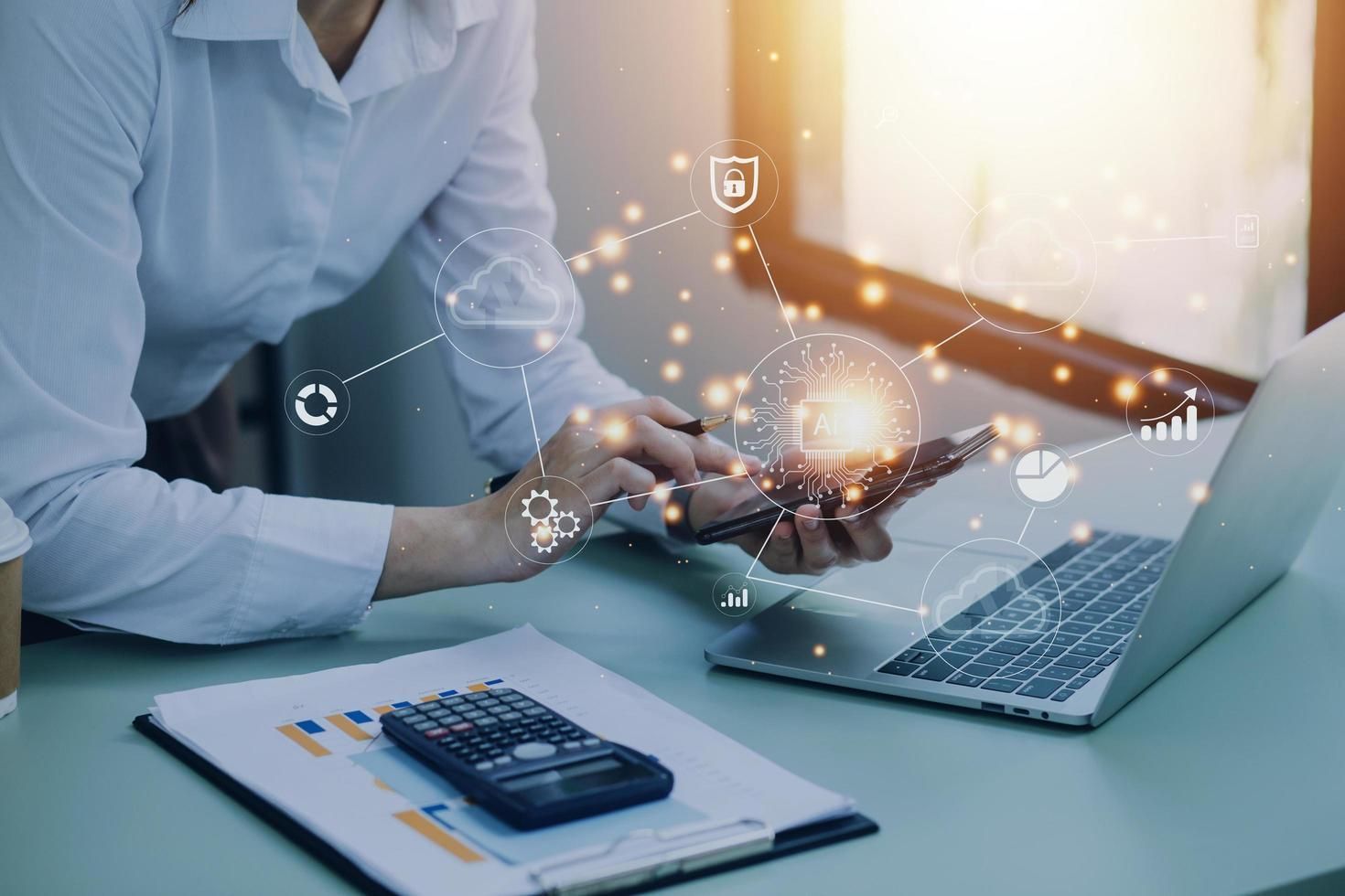 Une personne en chemise blanche est assise à un bureau et utilise un smartphone, des icônes numériques professionnelles se superposant à la scène.