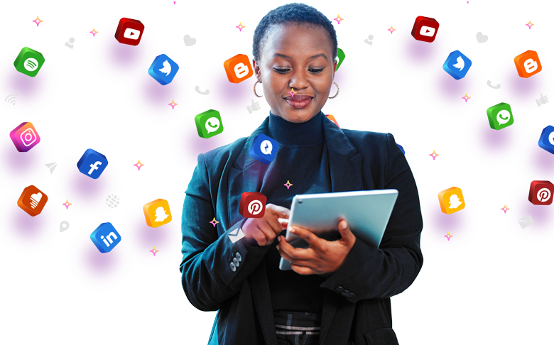 Une femme utilise une tablette entourée d'icônes de médias sociaux.