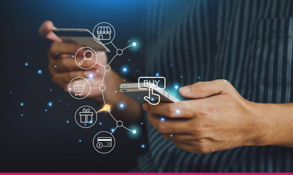 Des mains tenant un smartphone et une carte de crédit avec des icônes numériques représentant les processus d'achat et de paiement en ligne.