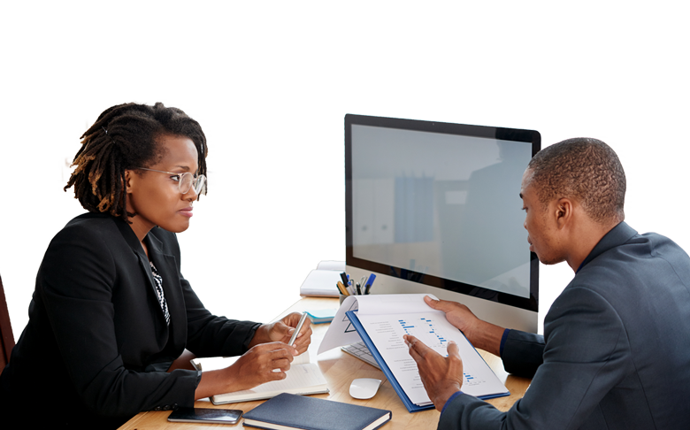 Un homme et une femme sont assis à un bureau devant un ordinateur.