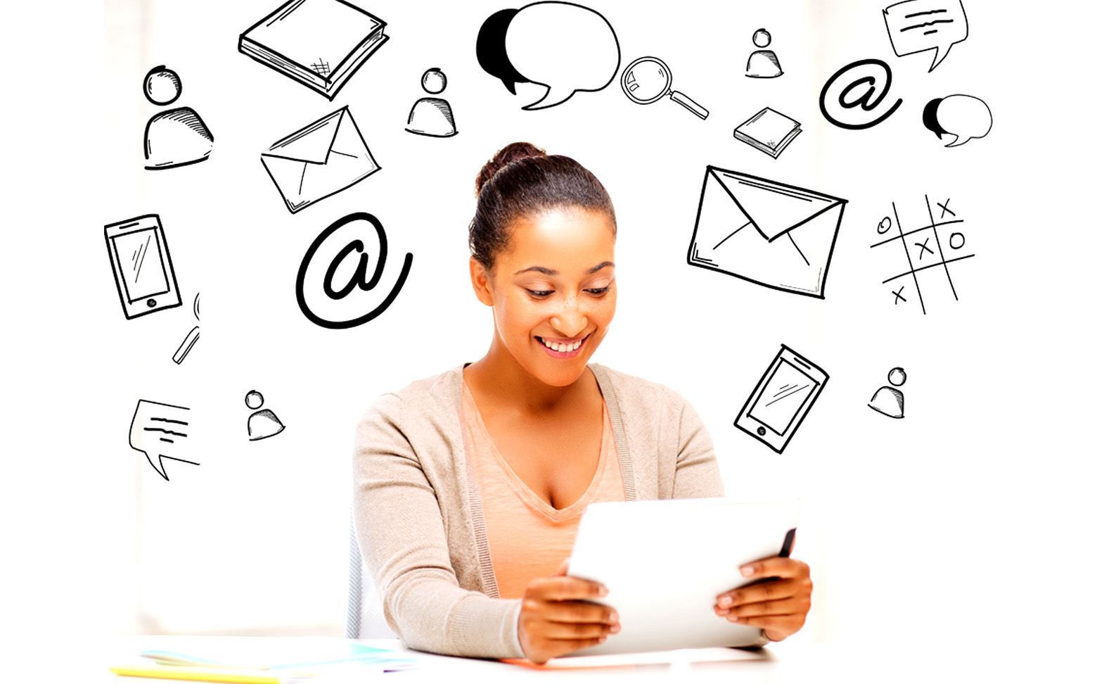 Une femme est assise à un bureau et regarde un morceau de papier.