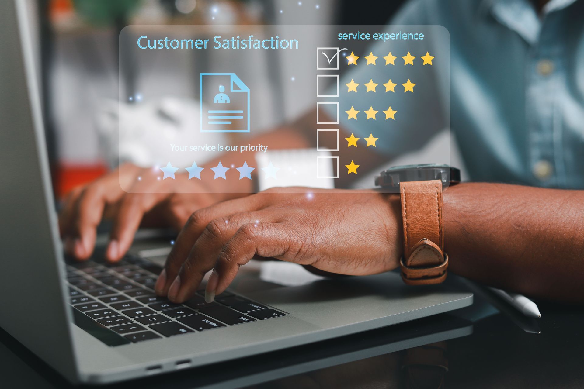 Une personne tape sur un ordinateur portable avec un écran sur lequel est écrit « satisfaction client ».