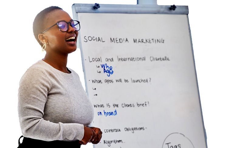 Une femme fait une présentation sur le marketing des médias sociaux