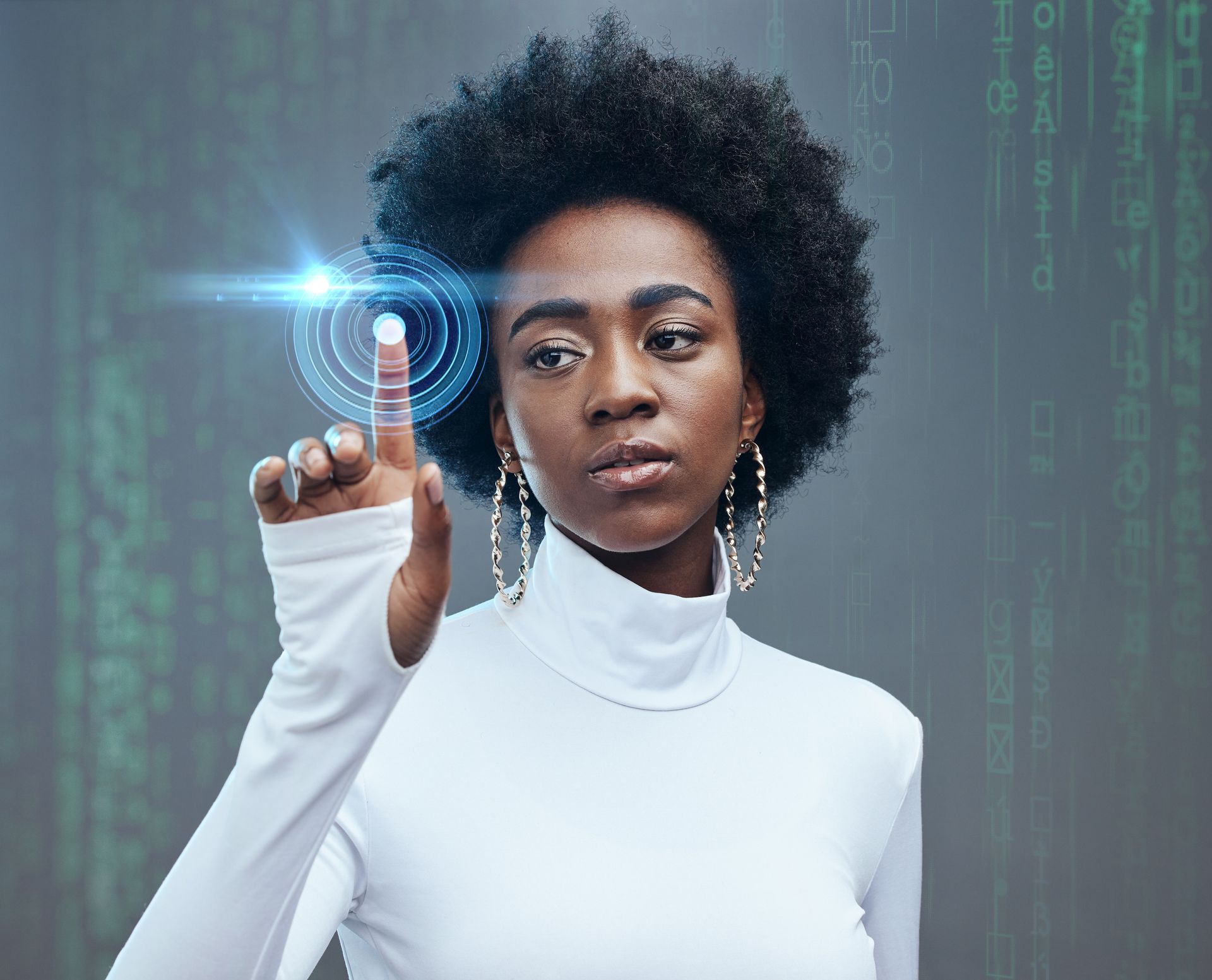 Une femme appuie sur un bouton sur un écran virtuel.