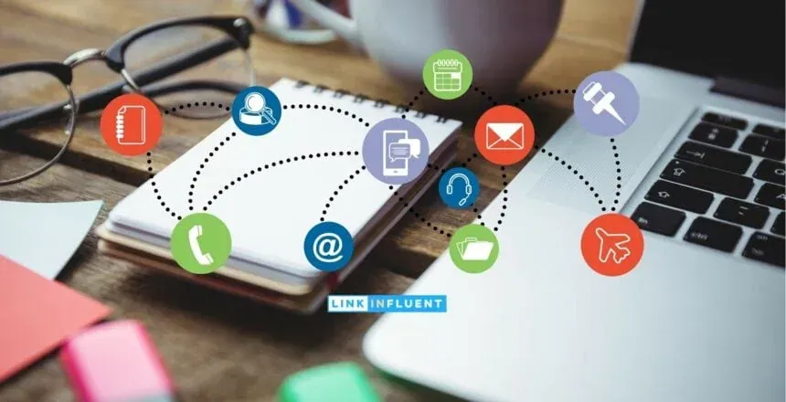 Un ordinateur portable et un cahier sur un bureau en bois, entourés d'icônes flottantes et interconnectées de réseaux sociaux et de communication.
