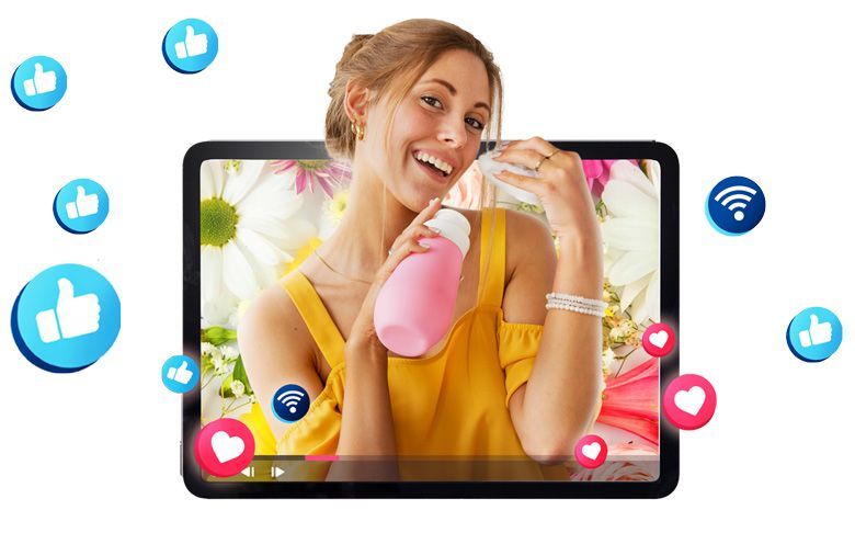 Une femme tient un chewing-gum rose devant une tablette.