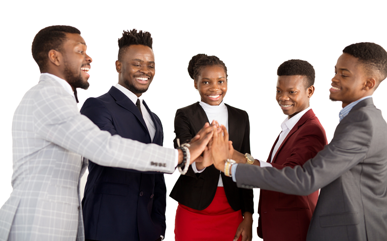 Un groupe d'hommes d'affaires se font un high five.