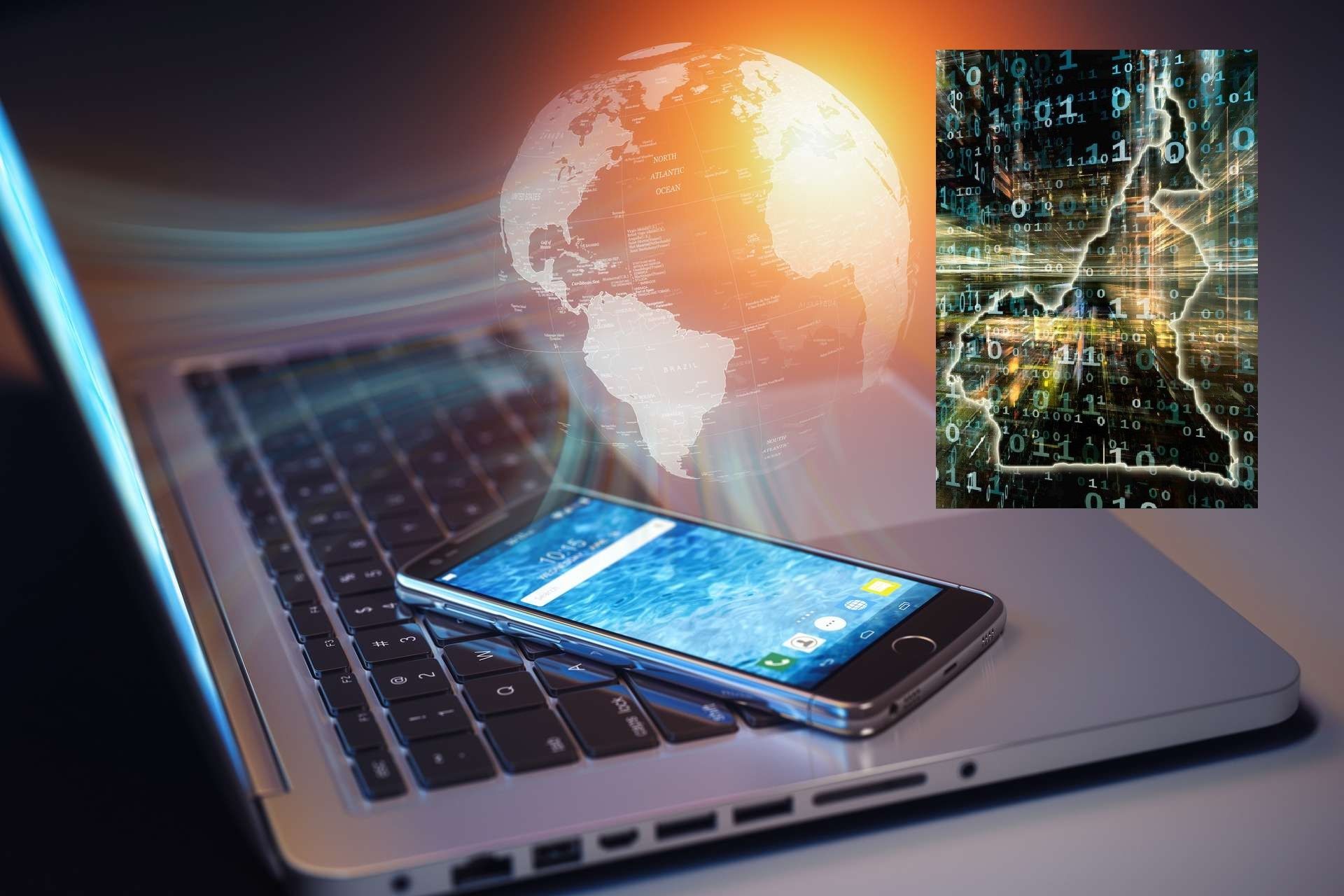 Un smartphone posé sur un ordinateur portable ouvert, avec un globe numérique lumineux et une carte texturée superposée à l'écran.
