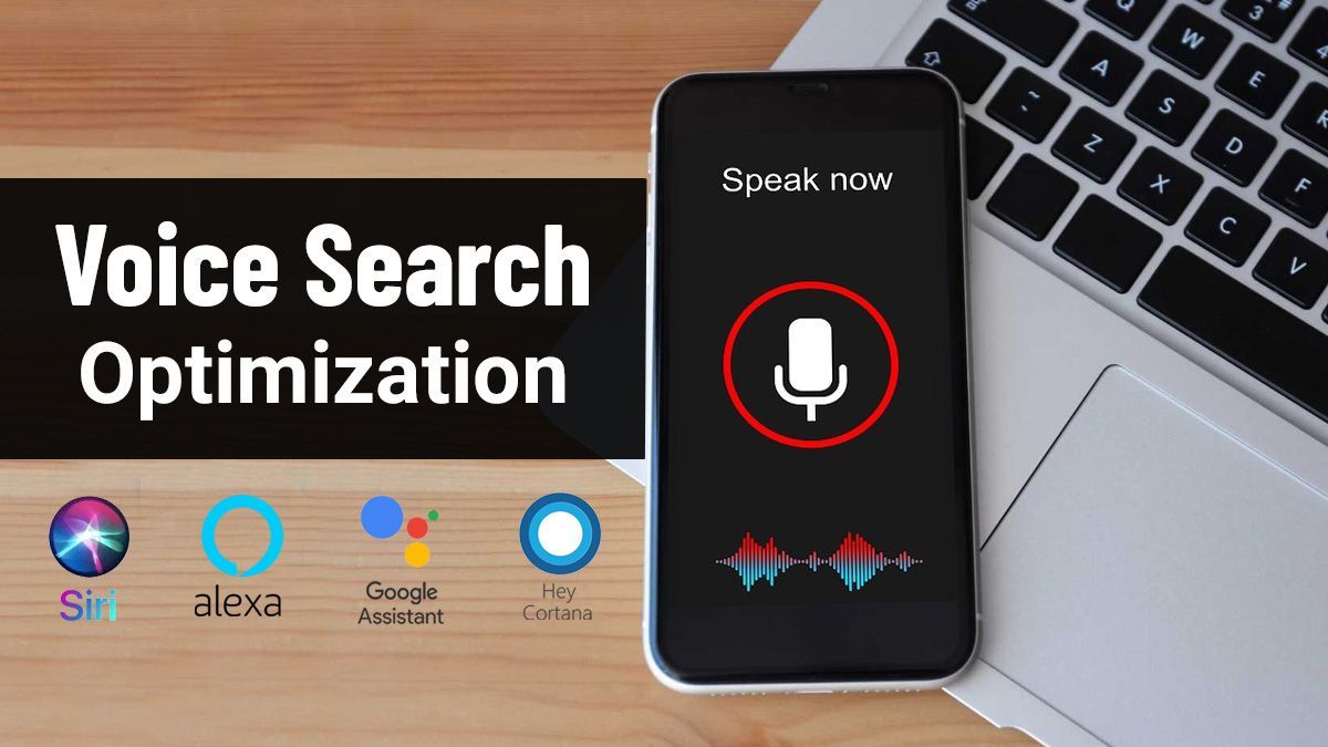 L'écran d'un smartphone affiche une invite de recherche vocale à côté des logos de Siri, Alexa, Google Assistant et Cortana.