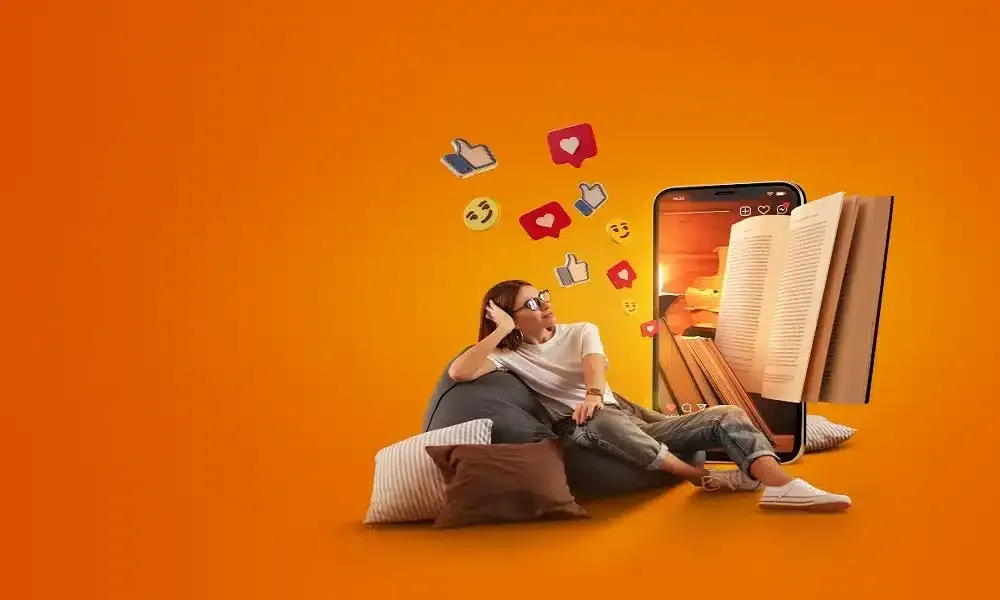 Une personne est assise sur un pouf à côté d'un grand smartphone affichant un livre ouvert, entouré d'icônes de réseaux sociaux.