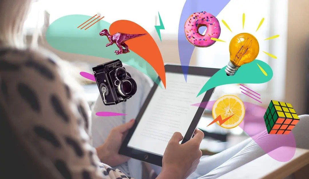 Une personne tient une tablette avec des icônes colorées et flottantes représentant un appareil photo, un dinosaure, un donut, une ampoule, une tranche d'orange et un cube.