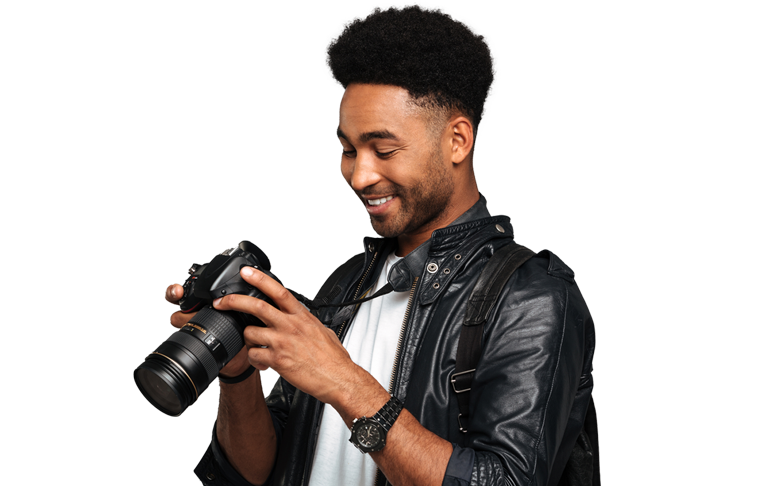 Un homme portant une veste en cuir prend une photo avec un appareil photo.