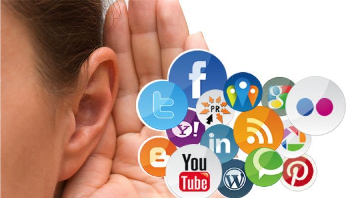 Une femme porte sa main à son oreille entourée d'icônes de réseaux sociaux