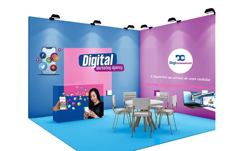 Une femme est assise à une table dans un stand de marketing numérique.