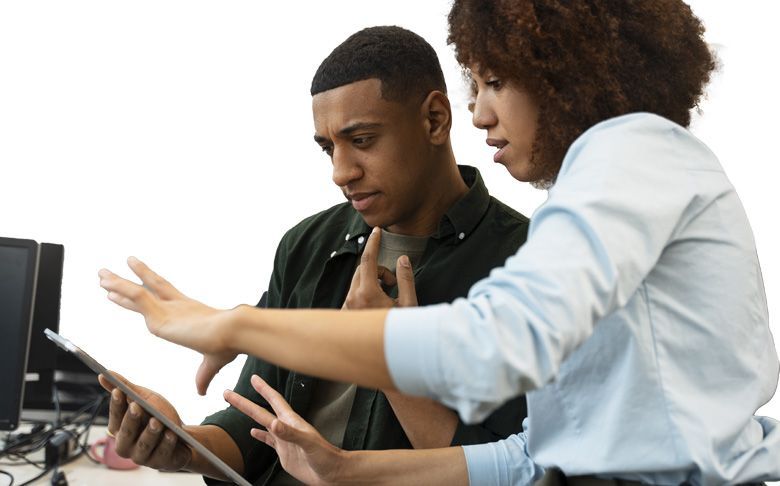 Un homme et une femme regardent une tablette ensemble.