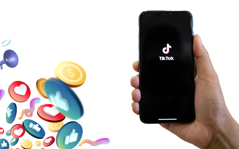 Une personne tient un téléphone portable avec l'application TikTok dessus.