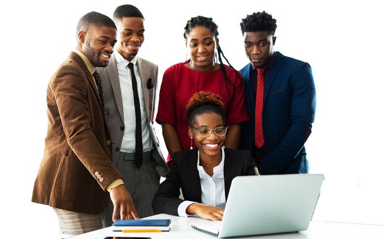 Un groupe de personnes regarde un ordinateur portable.