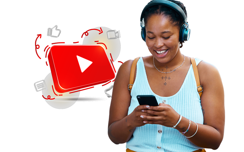 Une femme portant des écouteurs regarde son téléphone portable.
