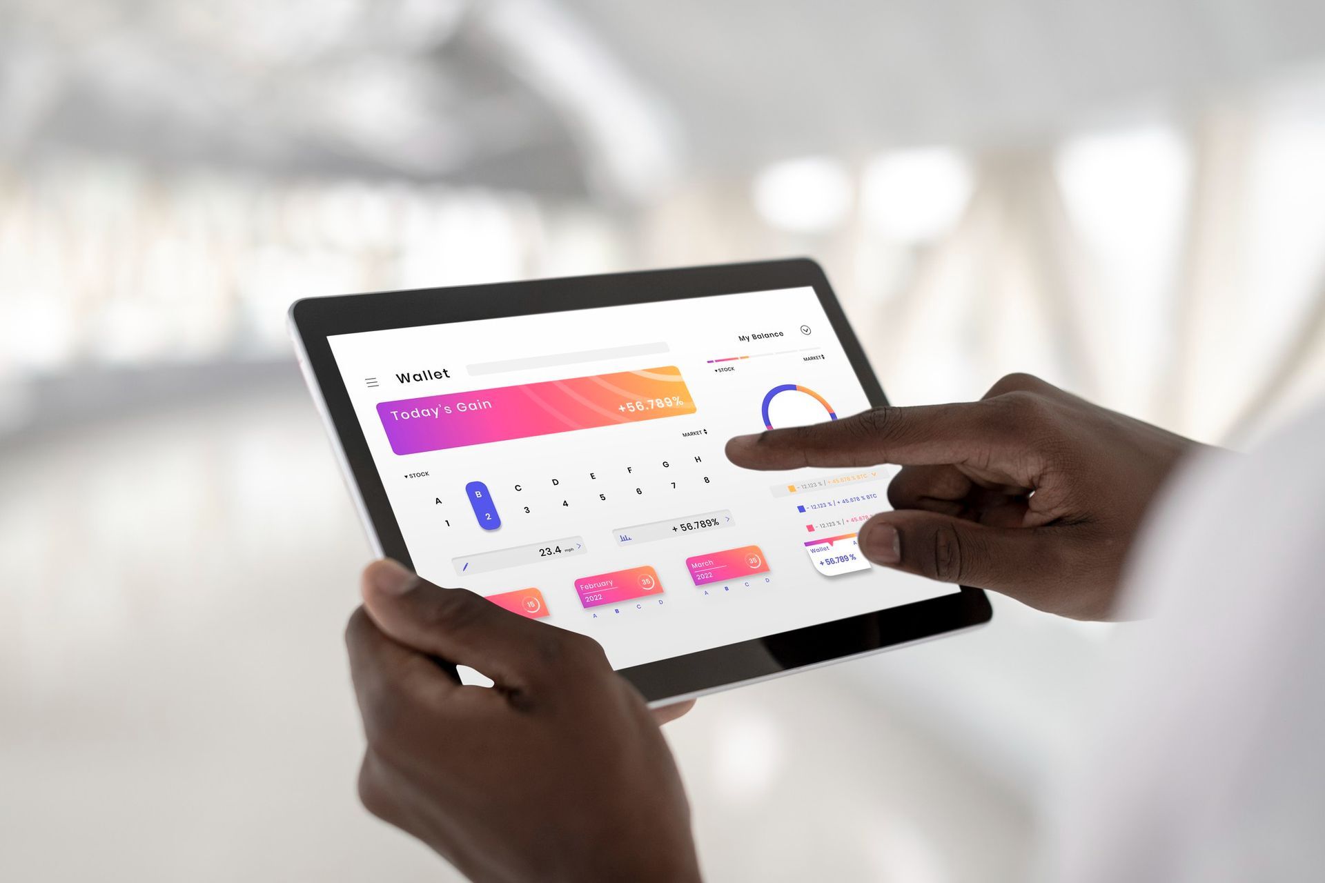 Une personne tient une tablette avec un graphique dessus.