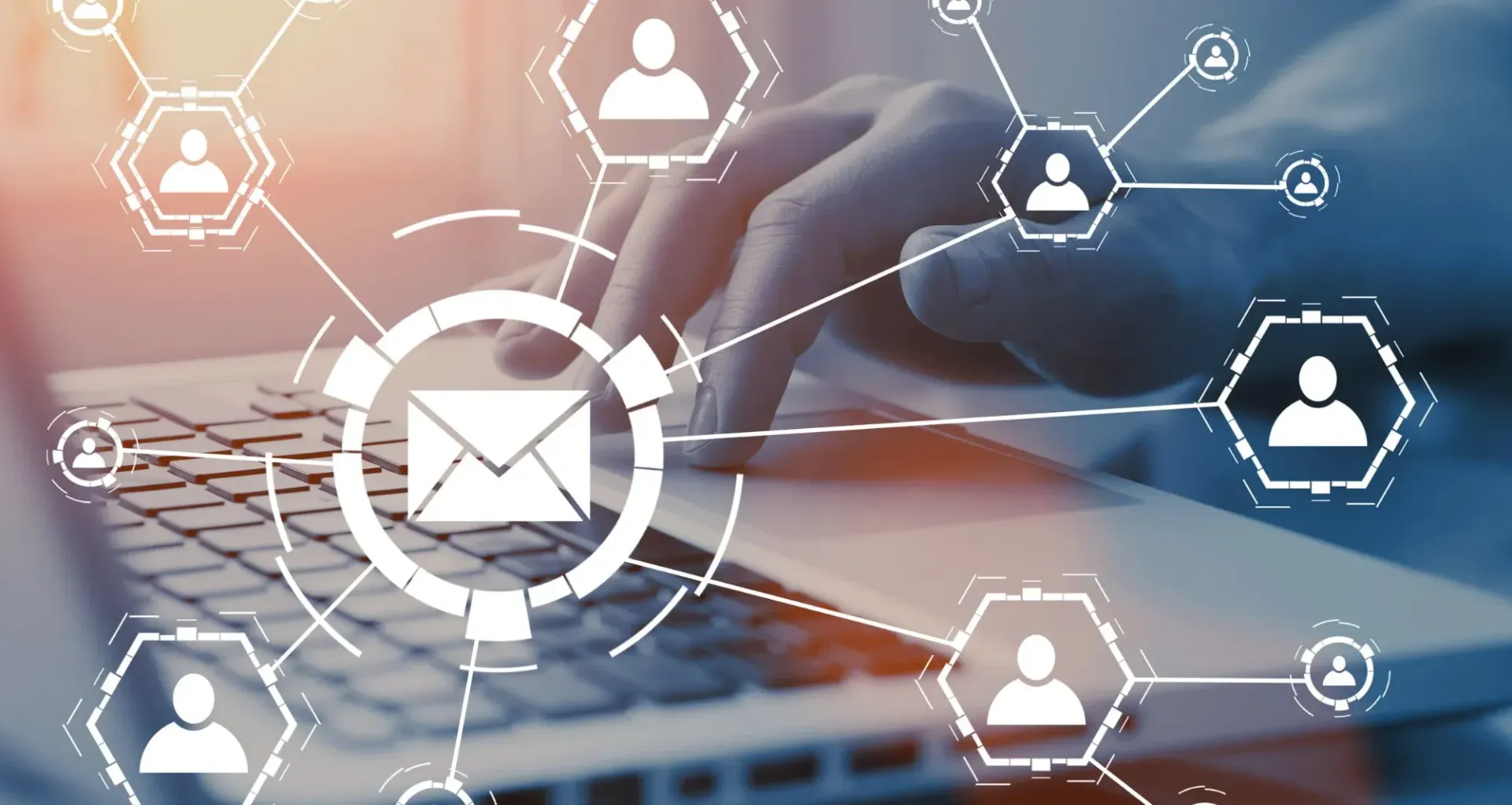 Prise en main d'un ordinateur portable avec une superposition numérique d'une icône de messagerie connectée à plusieurs icônes de personnes sur un réseau.