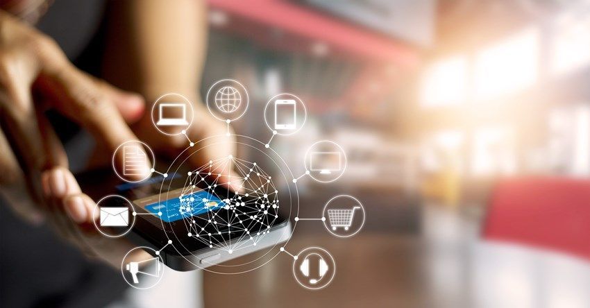 Des mains tiennent un smartphone affichant une superposition d'icônes numériques représentant la connectivité, le shopping et la communication.