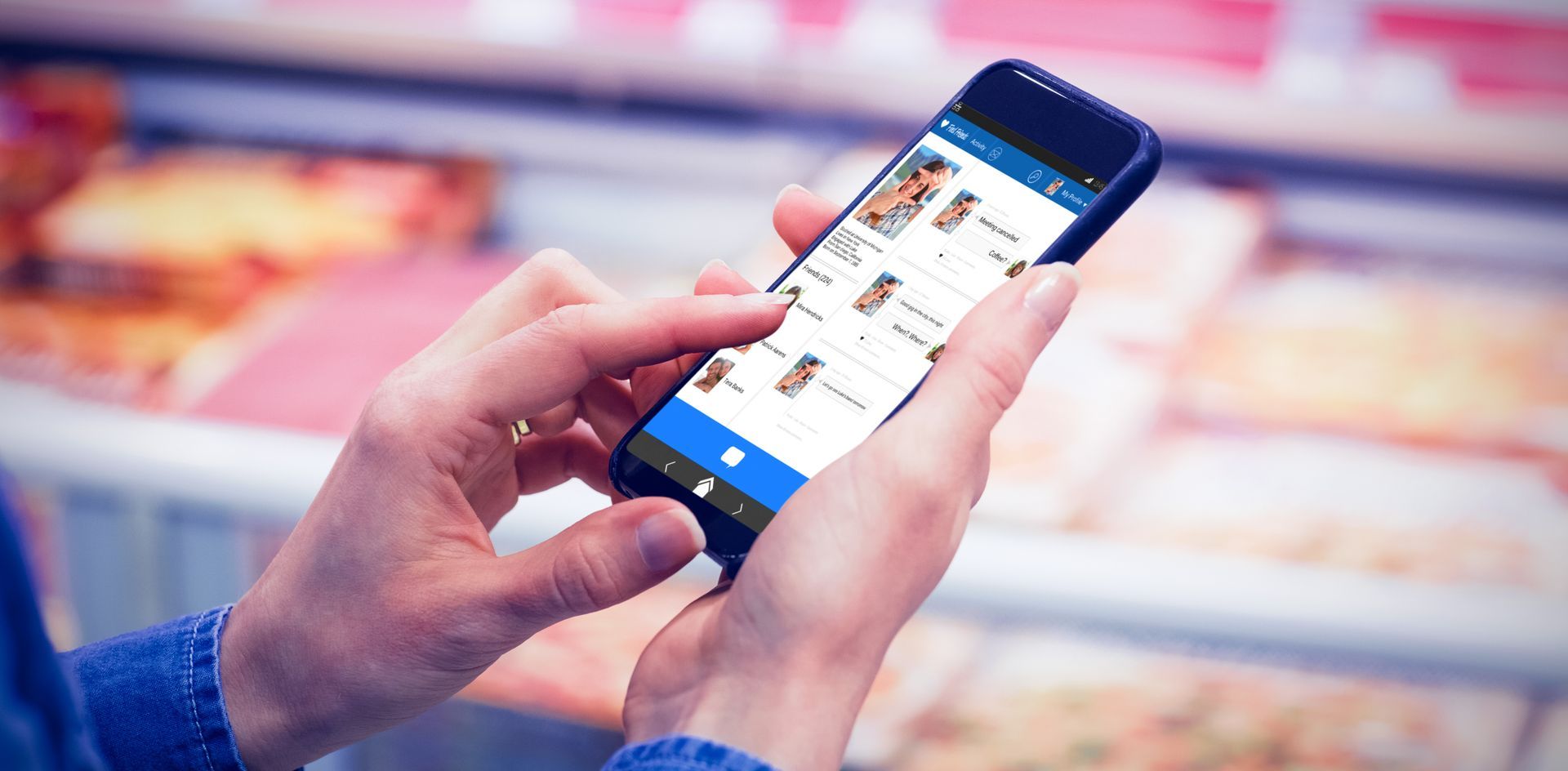 Une personne utilise un téléphone portable dans une épicerie.