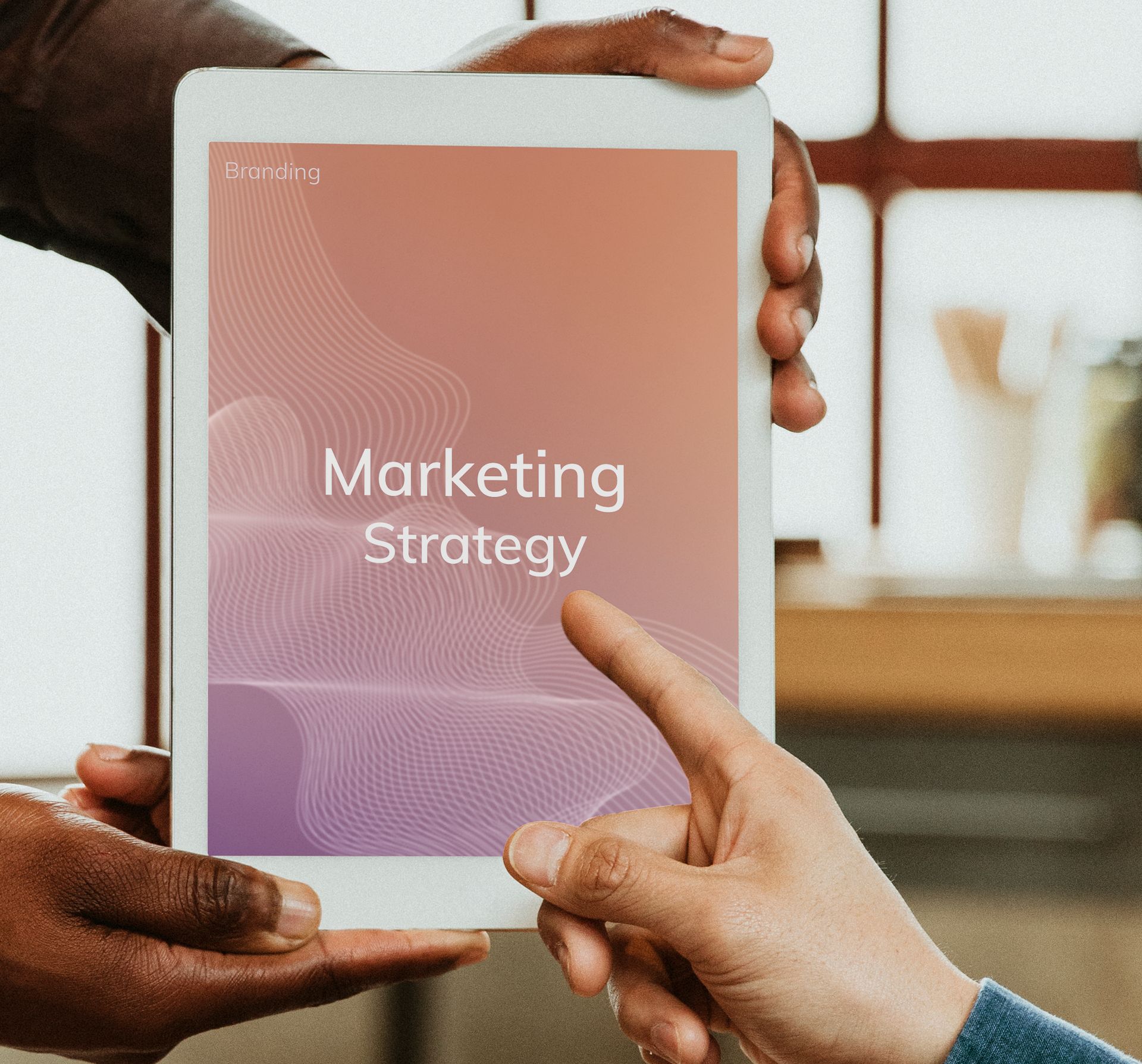 Une personne pointe du doigt une tablette sur laquelle est écrit stratégie marketing
