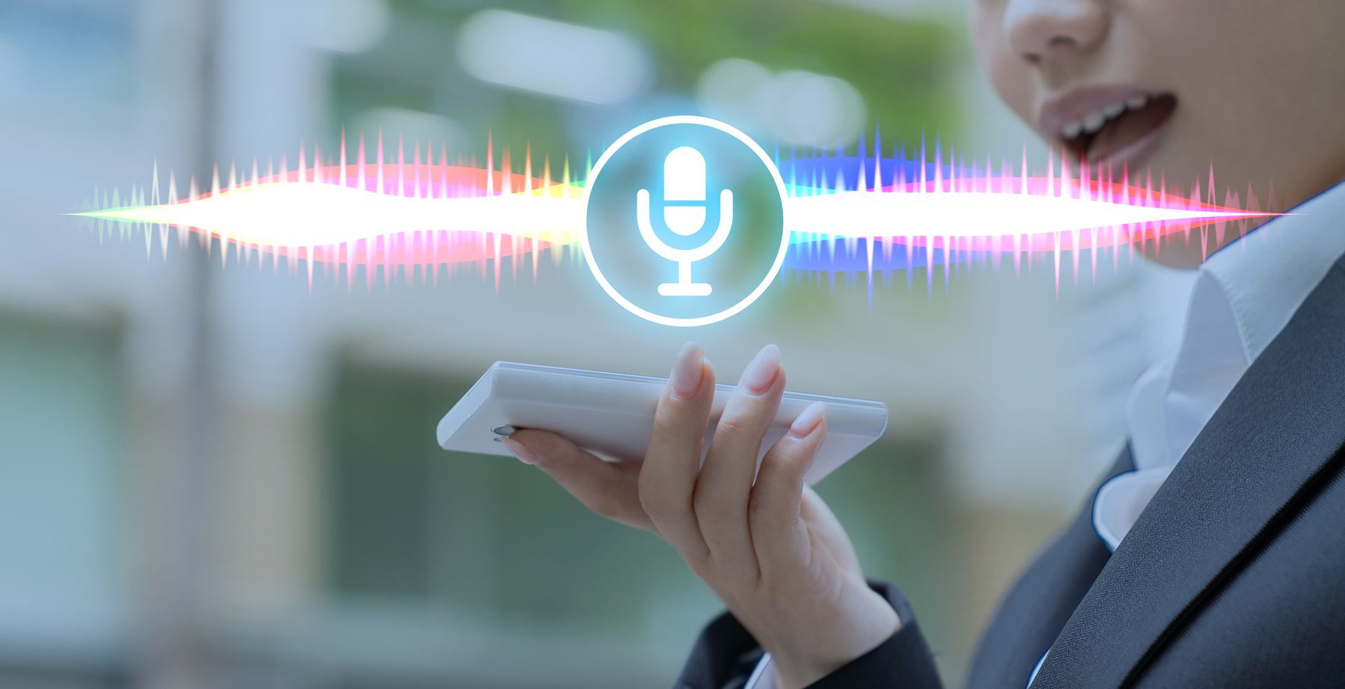 Une personne parlant dans un smartphone, avec en surimpression une icône de microphone lumineuse et des graphismes colorés d'ondes sonores.